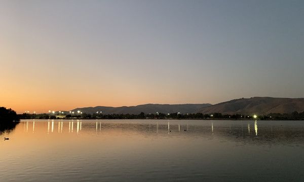 湖边黄昏