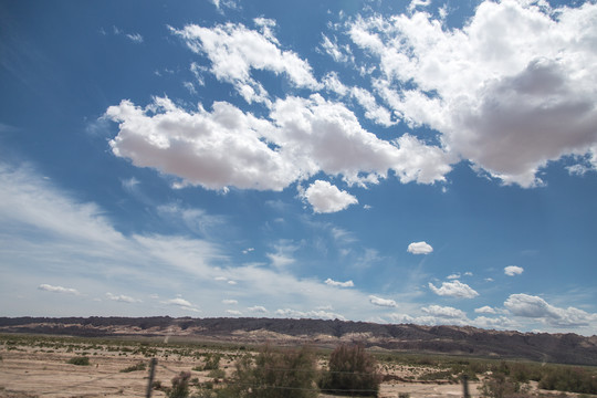 荒漠中的蓝天白云