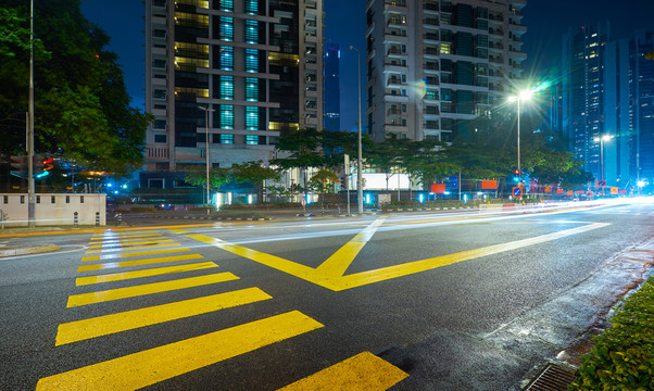 明亮道路街景照