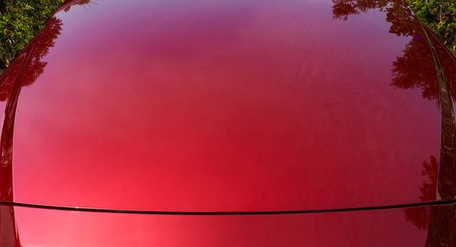 树影倒映红色汽车钣金照片