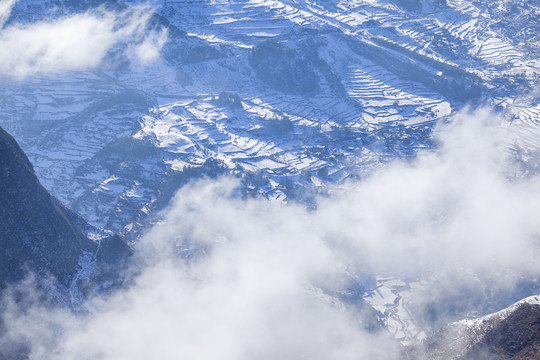 昭通大山包雪山民居云雾缭绕