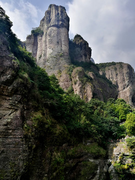 灵岩奇峰