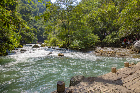 小河流水