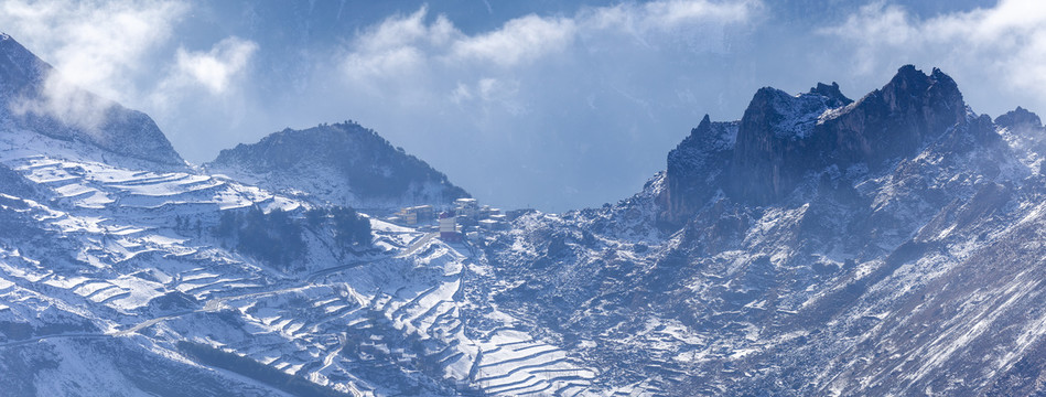 昭通大山包雪山云雾自然风光