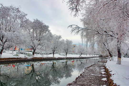 河边雪景