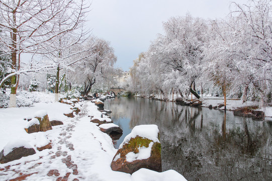 河道雪景风光