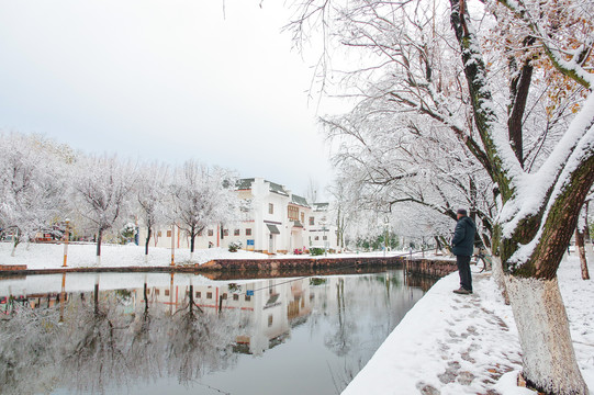 河道下雪了