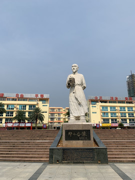 象州广场郑小谷雕像