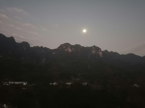 山岭和月亮