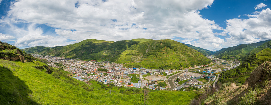 四川松潘县城全景图