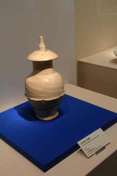 白釉塔式瓷罐