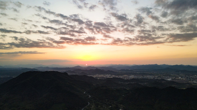 安吉大山里的日落云彩晚霞