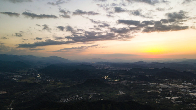 大山日落傍晚风景