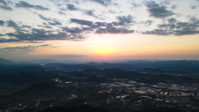 大山里的日落云彩晚霞