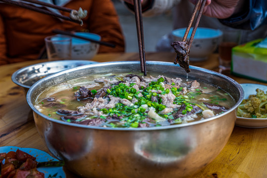 重庆乡村传统美食刨猪汤
