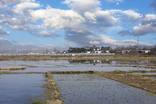 昭通鲁甸桃源坝子民居田园蓝天