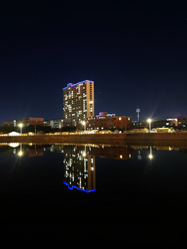 水边城市夜景