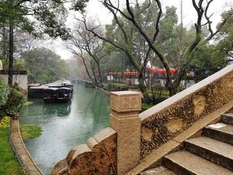 江南水乡南浔古镇雨中的石桥