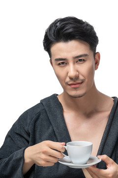 穿浴衣的年轻男子在喝咖啡