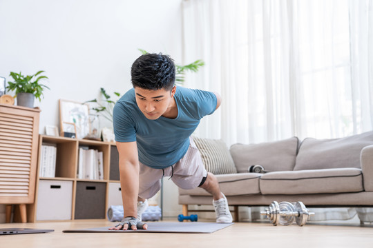 年轻男子在家健身