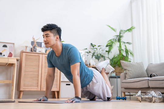 年轻男子在家健身