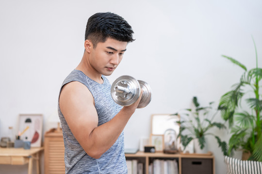 年轻男子在家健身