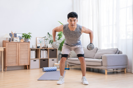 年轻男子在家健身