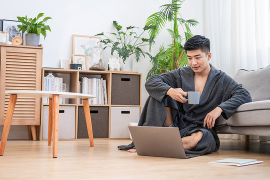 年轻男子在家使用电脑