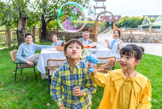 全家人在野餐