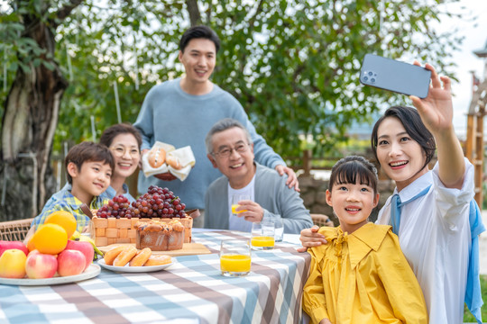 全家人在野餐