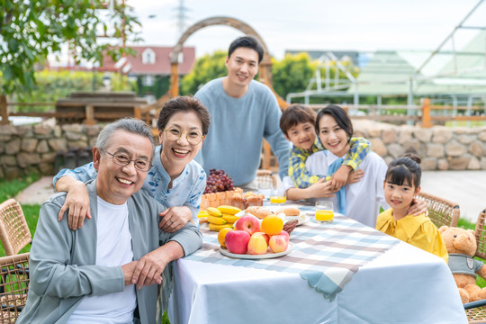 全家人在野餐