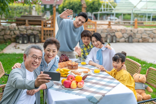 全家人在野餐