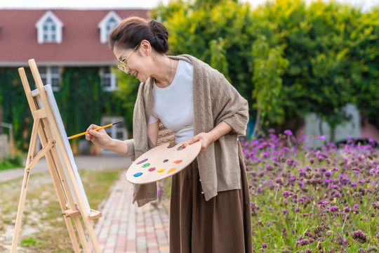 老年女人在画画