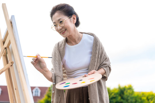 老年女人在画画