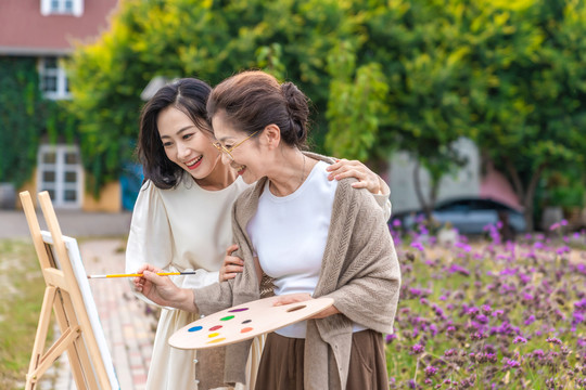 母女在画画