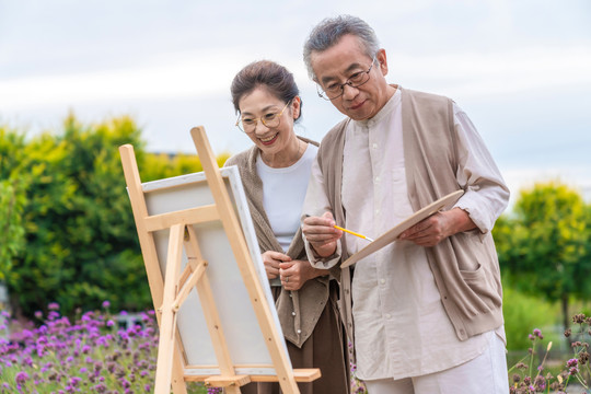 老年夫妻在画画