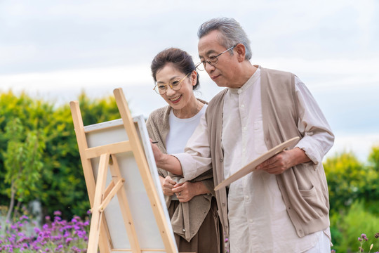 老年夫妻在画画