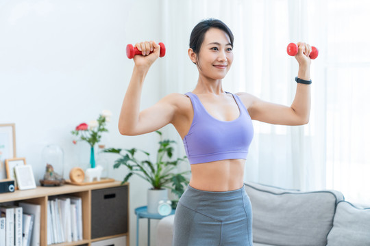 年轻女子在家健身