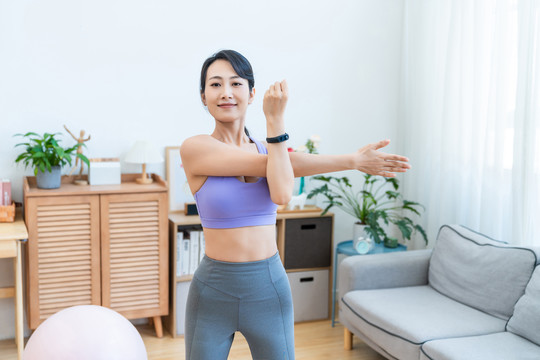 年轻女子在家健身