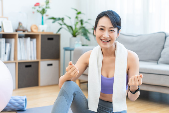 年轻女子在家健身