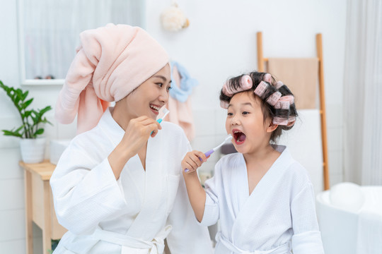 妈妈和女儿在刷牙