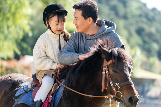 爸爸带女儿骑马