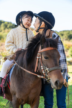 妈妈带女儿骑马