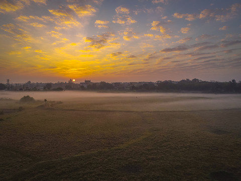 朝霞雾景