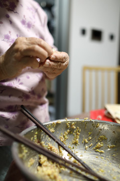 包饺子