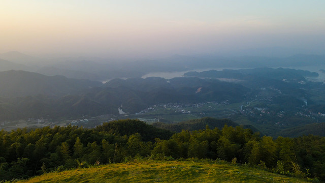 在大山上瞭望远方