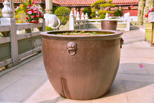 寺庙铜水缸