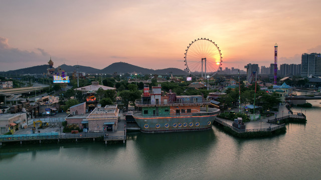 夕阳下的景区