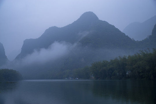 江河湖泊云雾缭绕