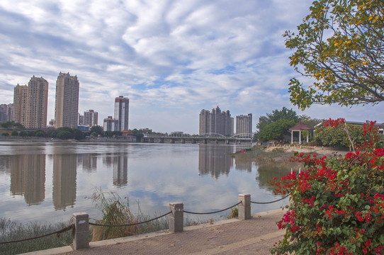 流经城市的河流风景